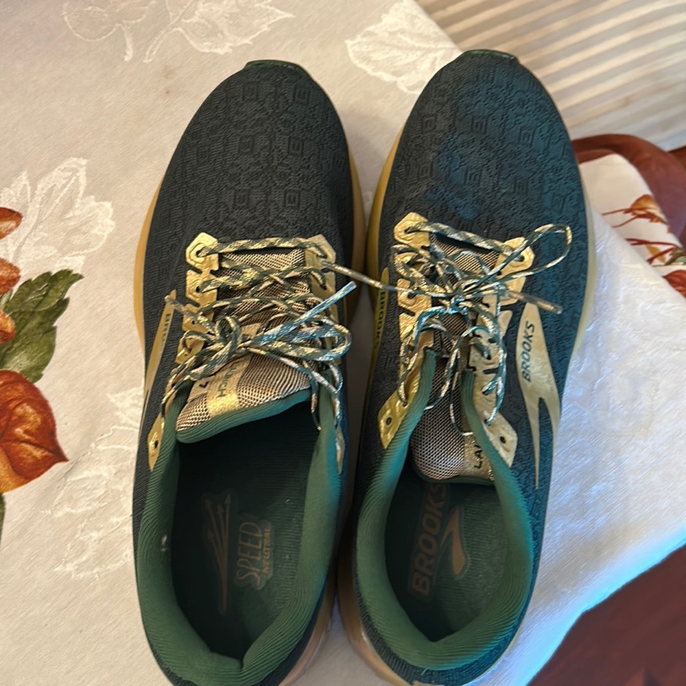 NWOT Run Lucky Brooks Womens size 10.5 running sneakers